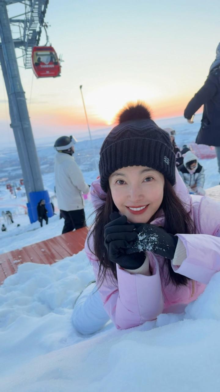 53岁李冰冰晒滑雪美照 真正的冻龄女神！